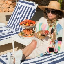 Absolutely Fabulous: The Movie, Jennifer Saunders in una scena del film