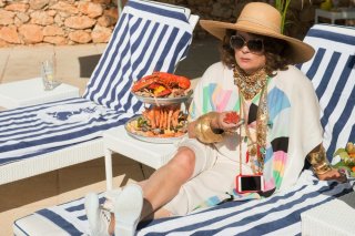 Absolutely Fabulous: The Movie, Jennifer Saunders in una scena del film