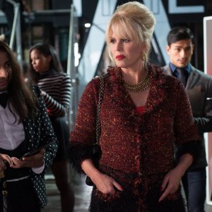 Absolutely Fabulous: The Movie, Joanna Lumley in una scena del film