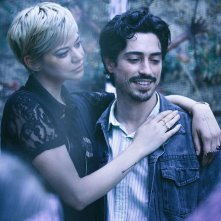 Between Us: Analeigh Tipton e Ben Feldman in una scena del film