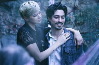 Between Us: Analeigh Tipton e Ben Feldman in una scena del film