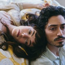 Between Us: Olivia Thirlby e Ben Feldman in una scena del film