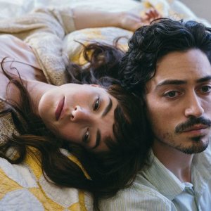 Between Us: Olivia Thirlby e Ben Feldman in una scena del film