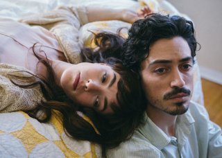 Between Us: Olivia Thirlby e Ben Feldman in una scena del film