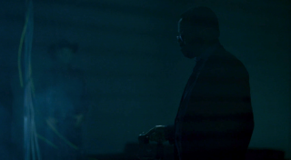 Westworld: un fotogramma dell'episodio 6, The Adversary, in cui vediamo Jeffrey Wright e una sagoma sullo sfondo