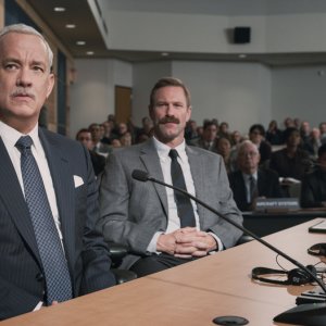 Sully: Tom Hanks e Aaron Eckhart in una scena del film
