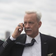 Sully: Tom Hanks in una scena del film