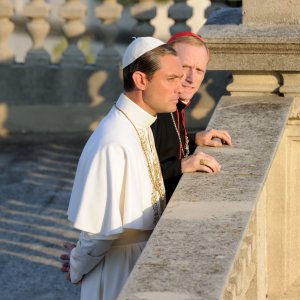 The Young Pope: un'immagine con Jude Law del settimo episodio