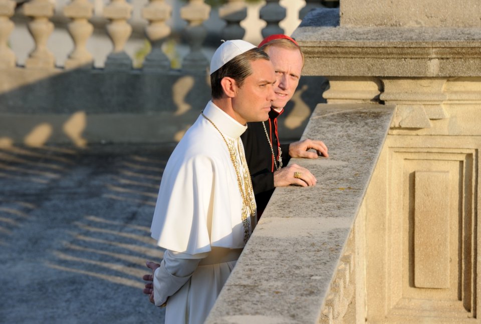 The Young Pope: un'immagine con Jude Law del settimo episodio