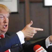 Donald Trump nell'atto di imbracciare un fucile