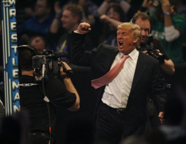 Donald Trump durante un incontro di wrestling