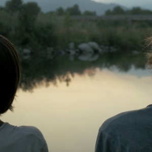 I Cormorani: Samuele Bogni e Matteo Turri di spalle in una scena del film