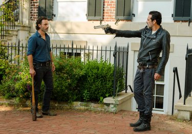 The Walking Dead: Rick (Andrew Lincoln) affronta Negan (Jeffrey Dean Morgan) in Al tuo servizio