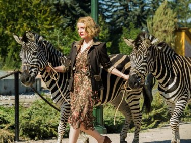 The Zookeeper's Wife: Jessica Chastain insieme ad alcune zebre