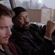 Training Day: Ethan Hawke e Denzel Washington in macchina in una scena del film