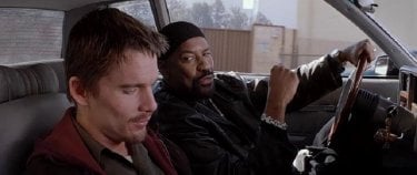 Training Day: Ethan Hawke e Denzel Washington in macchina in una scena del film