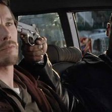 Training Day: Ethan Hawke e Denzel Washington in un momento del film