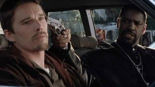 Training Day: Ethan Hawke e Denzel Washington in un momento del film