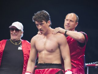 Bleed for This - Vivo per combattere: Miles Teller, Aaron Eckhart e Ciarán Hinds in una scena del film