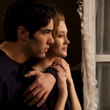 Daguerrotype: Tahar Rahim e Constance Rousseau in una scena del film