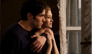 Daguerrotype: Tahar Rahim e Constance Rousseau in una scena del film