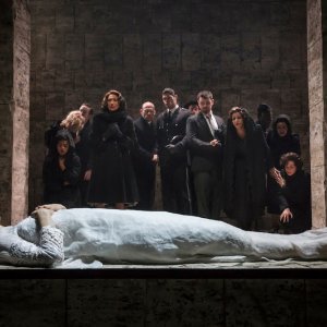 Kenneth Branagh Theatre Company - Romeo e Giulietta: Lily James in una scena dello spettacolo