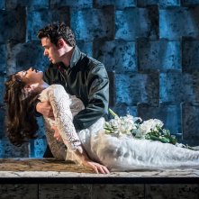 Kenneth Branagh Theatre Company - Romeo e Giulietta: Richard Madden e Lily James in una scena dello spettacolo