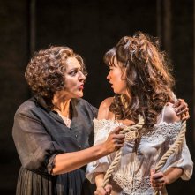 Kenneth Branagh Theatre Company - Romeo e Giulietta: Meera Syal e Lily James in una scena dello spettacolo