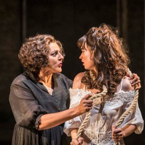 Kenneth Branagh Theatre Company - Romeo e Giulietta: Meera Syal e Lily James in una scena dello spettacolo