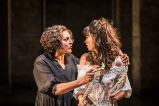 Kenneth Branagh Theatre Company - Romeo e Giulietta: Meera Syal e Lily James in una scena dello spettacolo