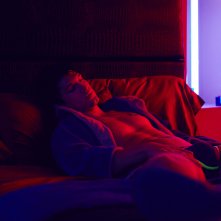 King Cobra: Garrett Clayton steso sul letto in una scena del film