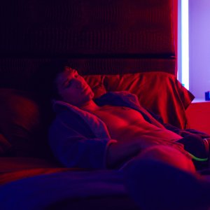 King Cobra: Garrett Clayton steso sul letto in una scena del film