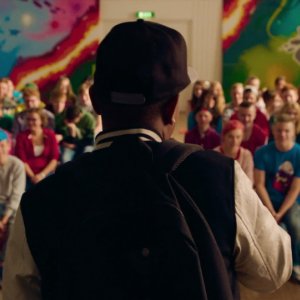 Morris from America: Markees Christmas di spalle in una scena del film