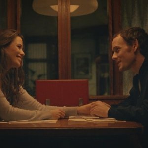 Porto: Lucie Lucas e Anton Yelchin sorridenti in una scena del film