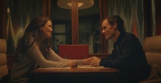Porto: Lucie Lucas e Anton Yelchin sorridenti in una scena del film
