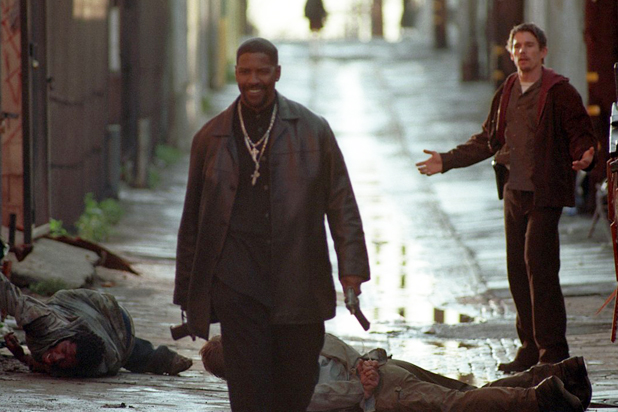 Training Day: Denzel Washington ed Ethan Hawke in una scena del film