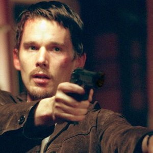 Training Day: Ethan Hawke con una pistola in mano in una scena del film