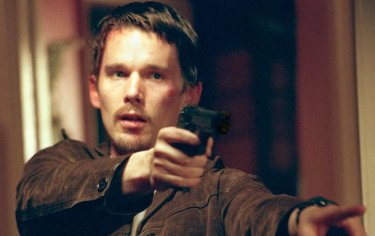 Training Day: Ethan Hawke con una pistola in mano in una scena del film