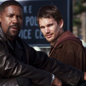 Training Day: Ethan Hawke e Denzel Washington in una scena del film