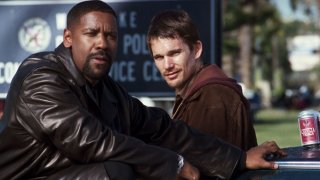 Training Day: Ethan Hawke e Denzel Washington in una scena del film