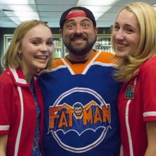 Yoga Hosers: Lily-Rose Melody Depp, Harley Quinn Smith e il regista Kevin Smith in un'immagine promozionale del film