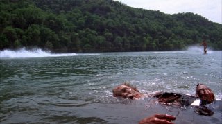 Piranha: una scena del film