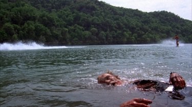 Piranha: una scena del film