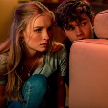 Safe Neighborhood: Levi Miller e Olivia DeJonge in una scena del film