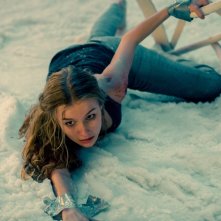 Safe Neighborhood: Olivia DeJonge in un momento del film