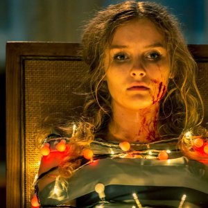 Safe Neighborhood: Olivia DeJonge in una scena del film