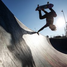 Slam - Tutto per una ragazza: Ludovico Tersigni in azione con lo skate in una scena del film