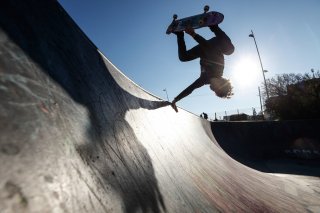 Slam - Tutto per una ragazza: Ludovico Tersigni in azione con lo skate in una scena del film