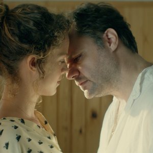 Suntan: Efthymis Papadimitriou ed Elli Tringou in un momento del film