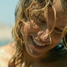 Suntan: un primo piano di Elli Tringou